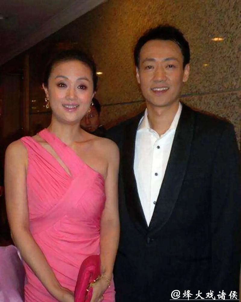 左边辛柏青,右边具俊晔;同样失去爱人,辛柏青默默怀念朱媛媛的痛苦已然显现 左边辛柏青,右边具俊晔;同样失去爱人,辛柏青默默怀念朱媛媛的痛苦已然显现