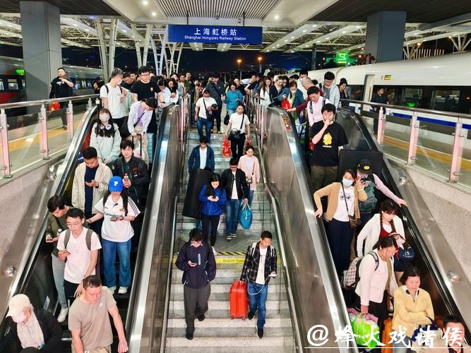 铁路上海站今日迎来客流高峰，预计发送旅客72.3万人次